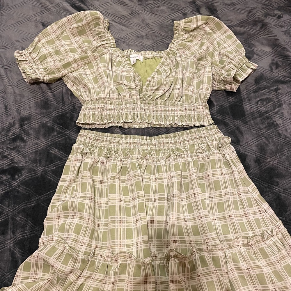 Brand new 2-piece set, size large - perfect for summer!